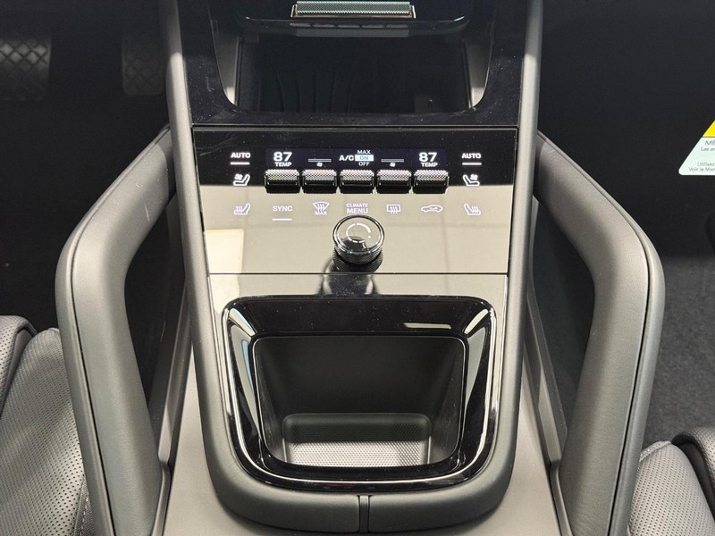 Porsche Cayenne Vehicle Full-screen Gallery Image 16