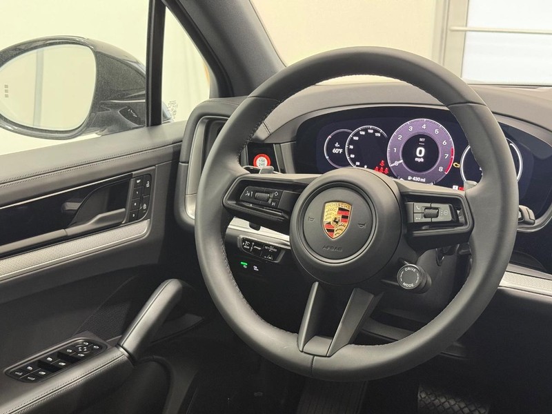 Porsche Cayenne Vehicle Full-screen Gallery Image 17