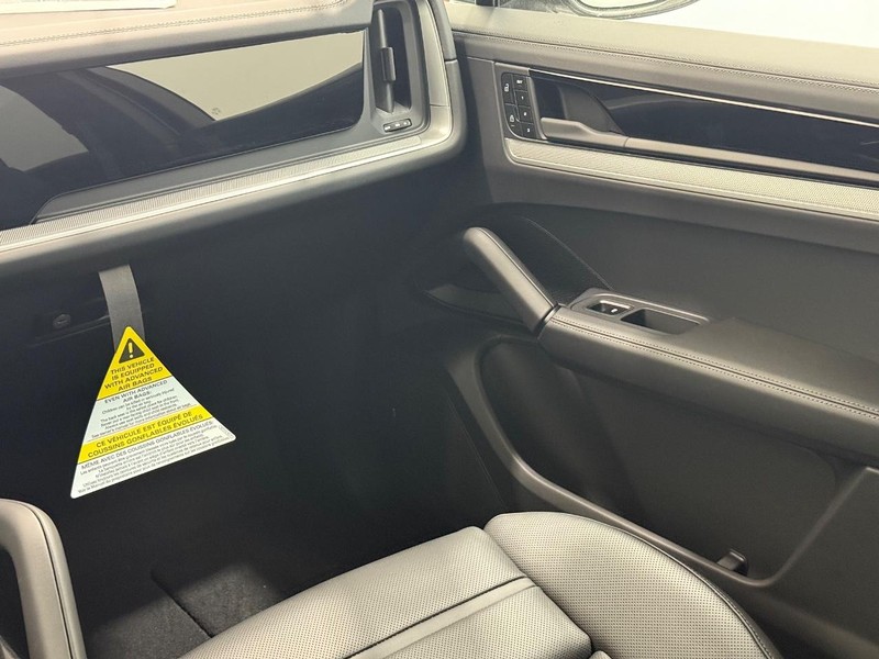 Porsche Cayenne Vehicle Full-screen Gallery Image 18