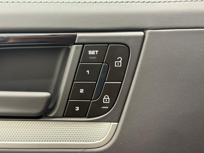 Porsche Cayenne Vehicle Full-screen Gallery Image 19