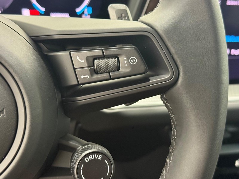 Porsche Cayenne Vehicle Full-screen Gallery Image 21
