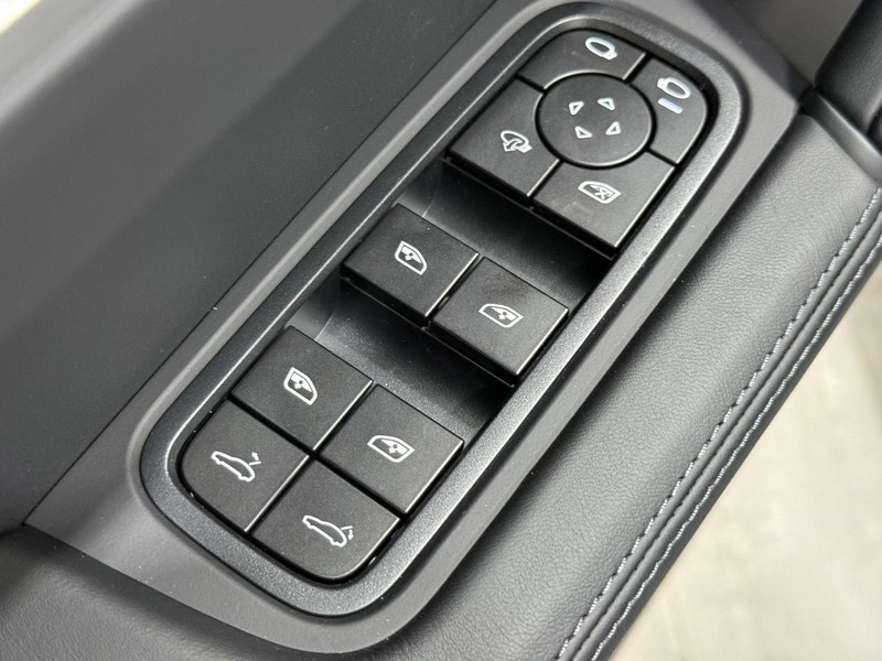 Porsche Cayenne Vehicle Full-screen Gallery Image 24