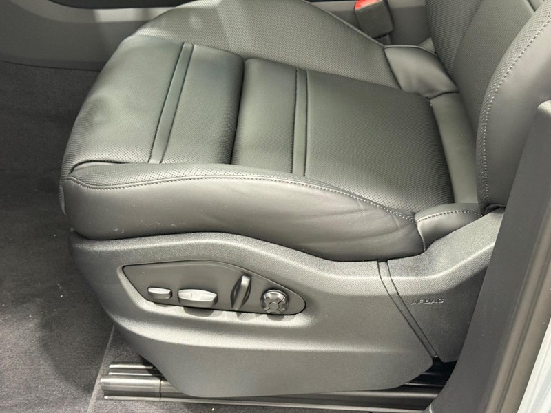 Porsche Cayenne Vehicle Full-screen Gallery Image 25