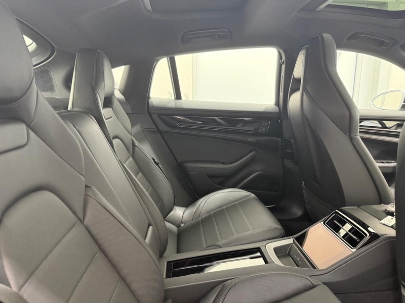 Porsche Panamera Vehicle Full-screen Gallery Image 13