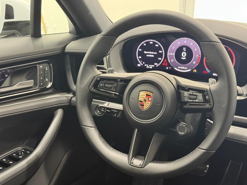 Porsche Panamera Vehicle Full-screen Gallery Image 17