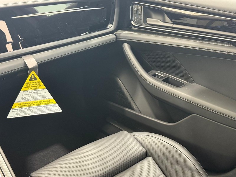 Porsche Panamera Vehicle Full-screen Gallery Image 18