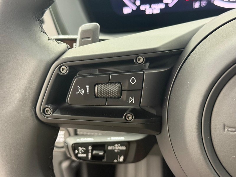 Porsche Panamera Vehicle Full-screen Gallery Image 19
