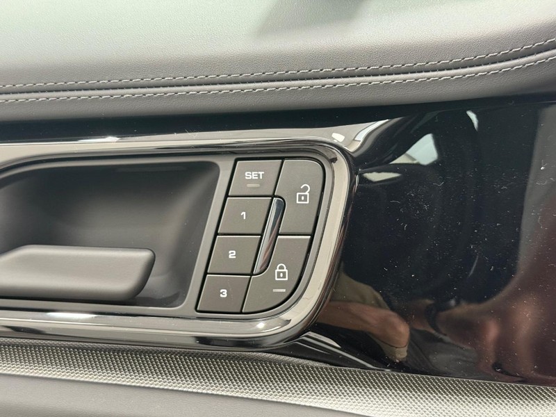 Porsche Panamera Vehicle Full-screen Gallery Image 21