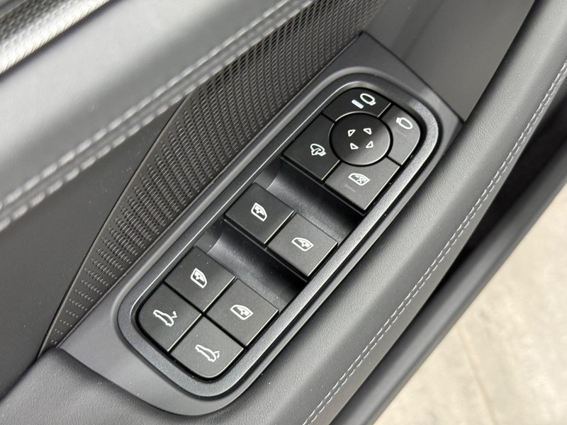 Porsche Panamera Vehicle Full-screen Gallery Image 25