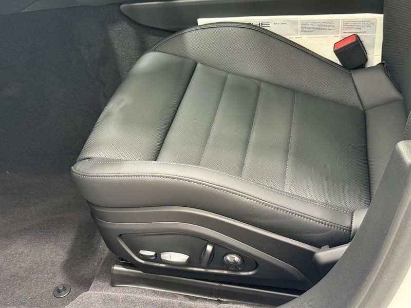 Porsche Panamera Vehicle Full-screen Gallery Image 26