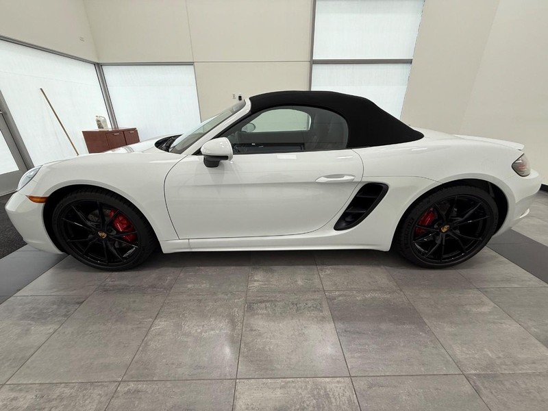 Porsche 718 Boxster Vehicle Full-screen Gallery Image 2
