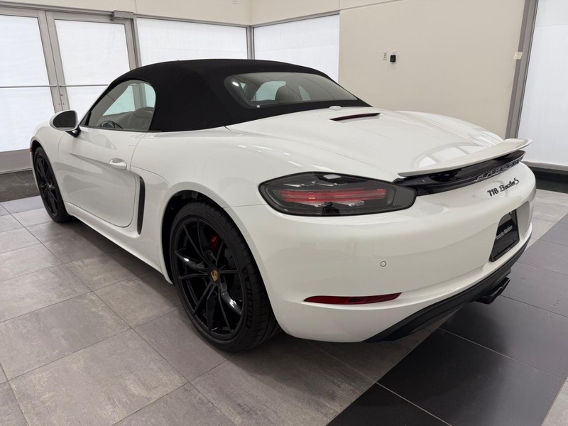 Porsche 718 Boxster Vehicle Full-screen Gallery Image 3
