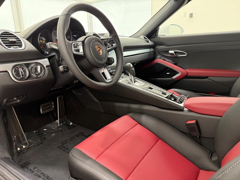 Porsche 718 Boxster Vehicle Full-screen Gallery Image 4