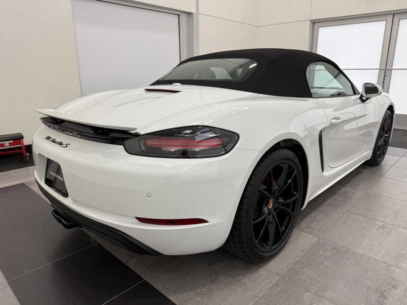 Porsche 718 Boxster Vehicle Full-screen Gallery Image 7