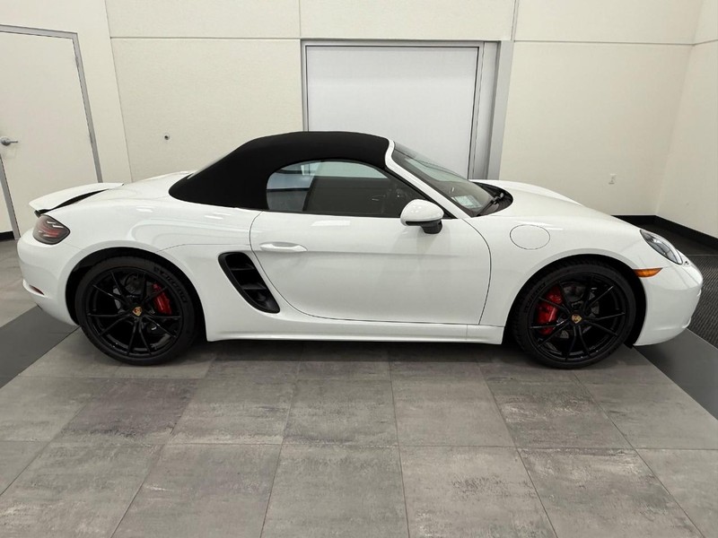 Porsche 718 Boxster Vehicle Full-screen Gallery Image 9