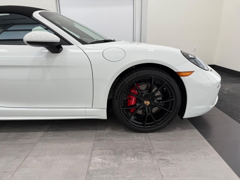 Porsche 718 Boxster Vehicle Full-screen Gallery Image 10