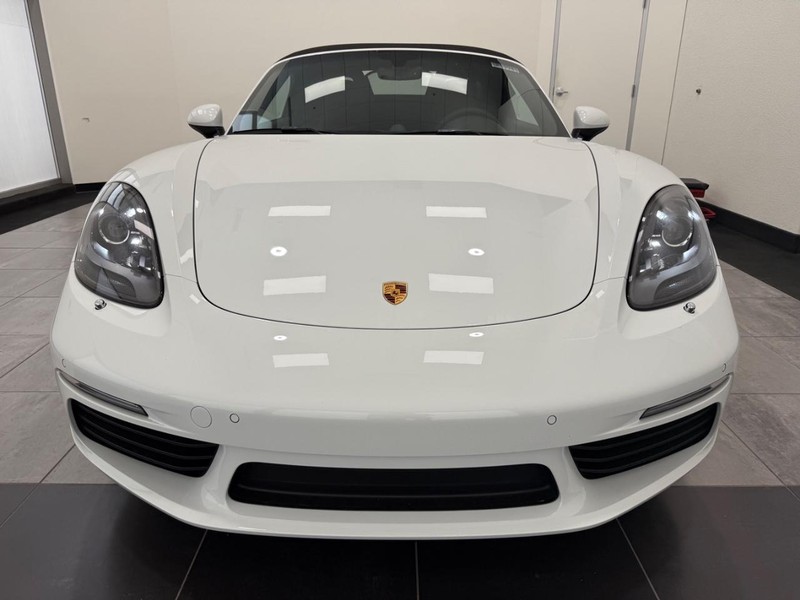 Porsche 718 Boxster Vehicle Full-screen Gallery Image 12
