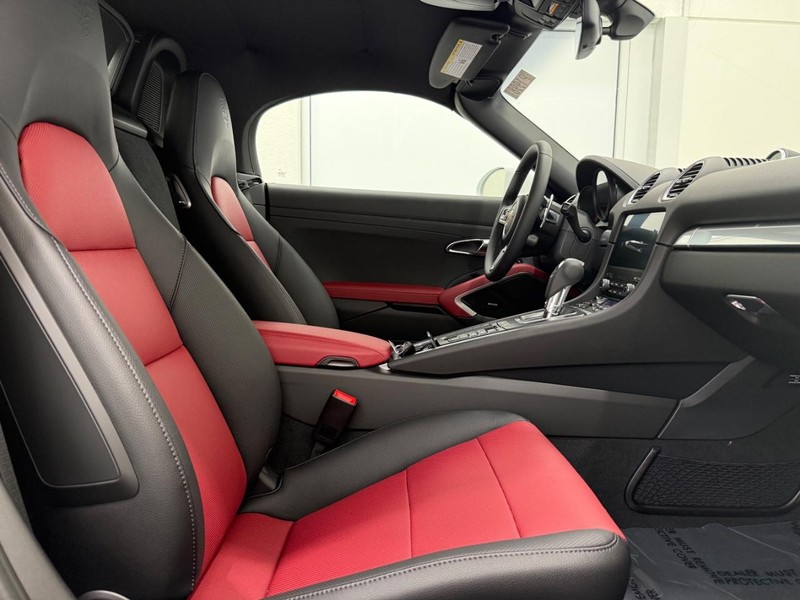 Porsche 718 Boxster Vehicle Full-screen Gallery Image 13