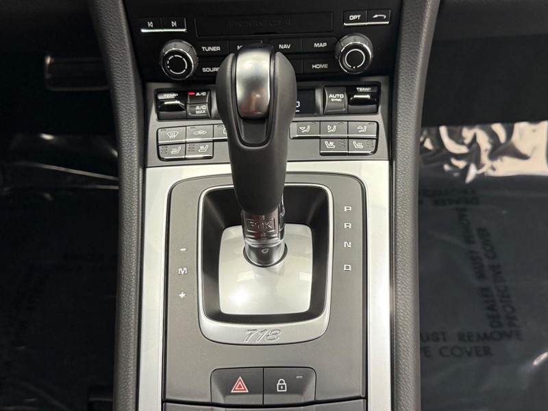 Porsche 718 Boxster Vehicle Full-screen Gallery Image 16