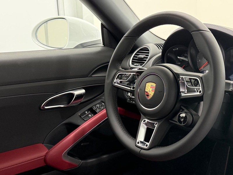 Porsche 718 Boxster Vehicle Full-screen Gallery Image 17