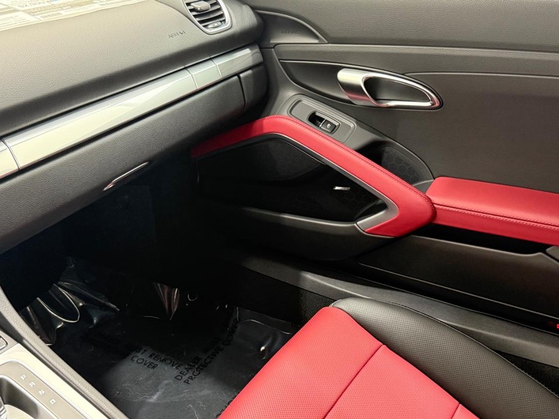 Porsche 718 Boxster Vehicle Full-screen Gallery Image 20