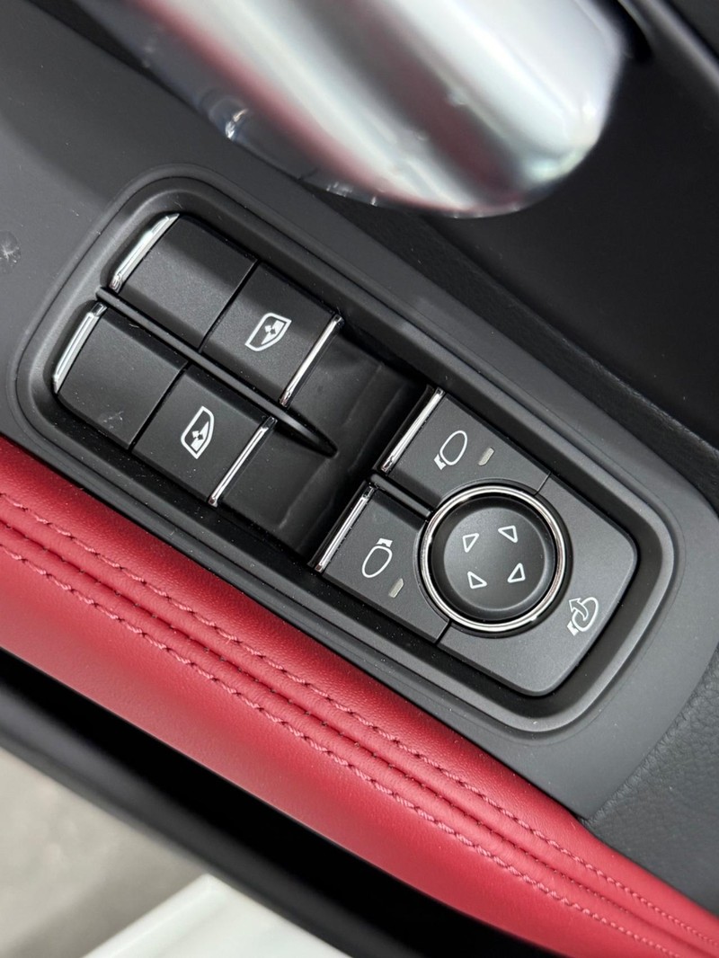 Porsche 718 Boxster Vehicle Full-screen Gallery Image 23