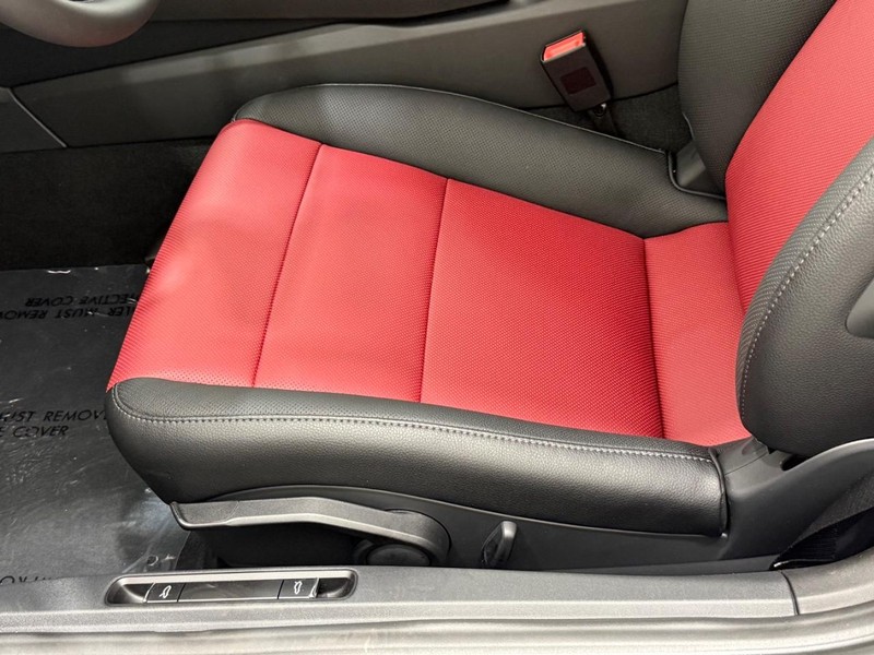 Porsche 718 Boxster Vehicle Full-screen Gallery Image 24