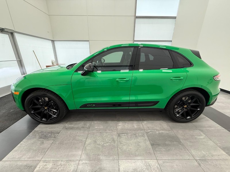 Porsche Macan Vehicle Full-screen Gallery Image 2
