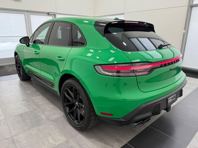 Porsche Macan Vehicle Full-screen Gallery Image 3