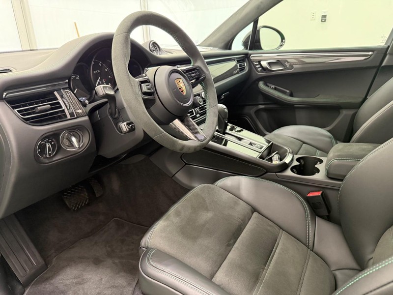 Porsche Macan Vehicle Full-screen Gallery Image 4