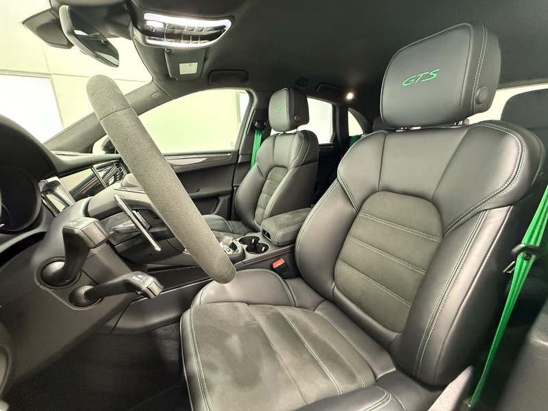 Porsche Macan Vehicle Full-screen Gallery Image 5