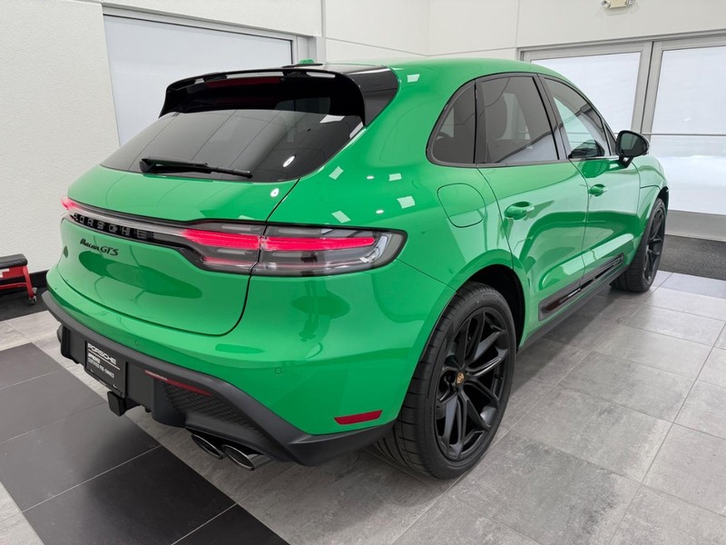 Porsche Macan Vehicle Full-screen Gallery Image 7