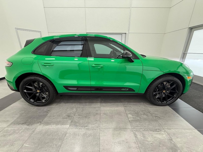 Porsche Macan Vehicle Full-screen Gallery Image 9