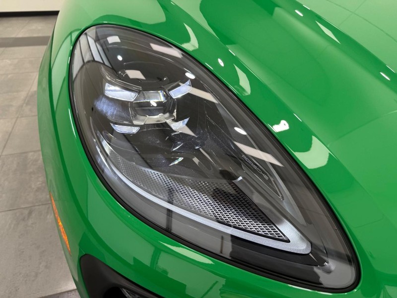 Porsche Macan Vehicle Full-screen Gallery Image 11