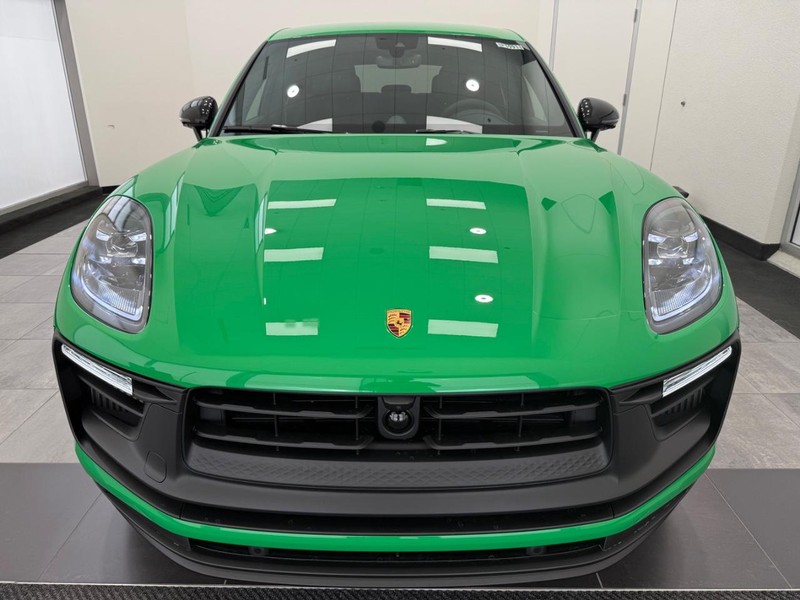 Porsche Macan Vehicle Full-screen Gallery Image 12