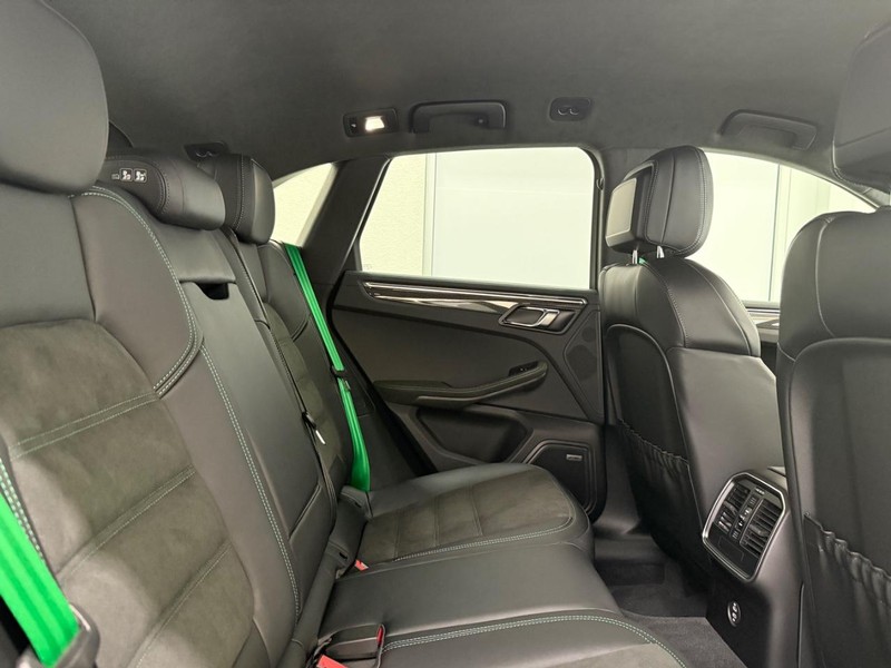 Porsche Macan Vehicle Full-screen Gallery Image 13