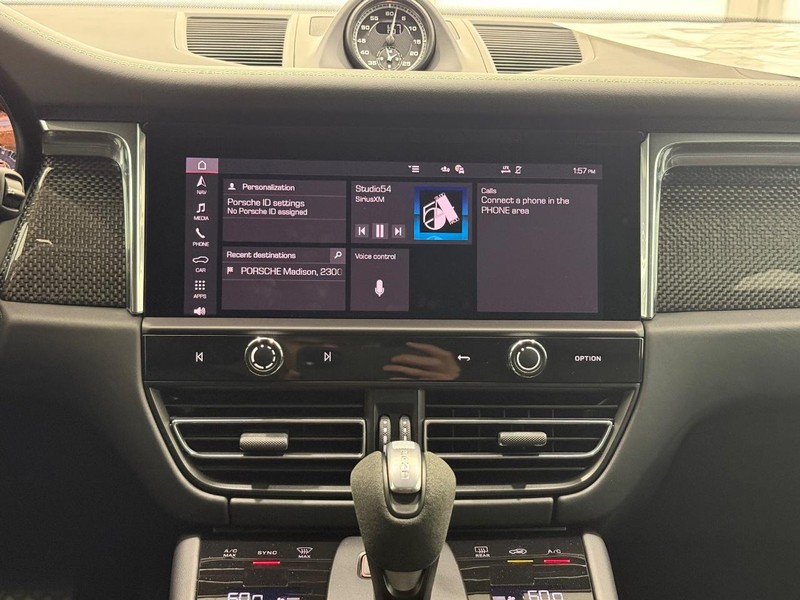 Porsche Macan Vehicle Full-screen Gallery Image 15
