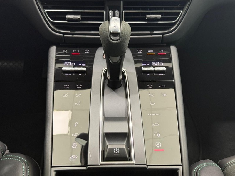 Porsche Macan Vehicle Full-screen Gallery Image 16