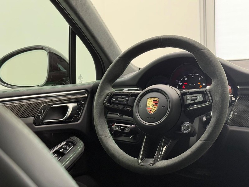 Porsche Macan Vehicle Full-screen Gallery Image 17