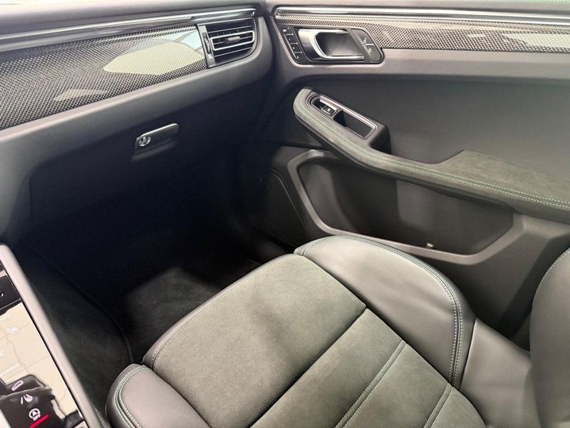 Porsche Macan Vehicle Full-screen Gallery Image 18