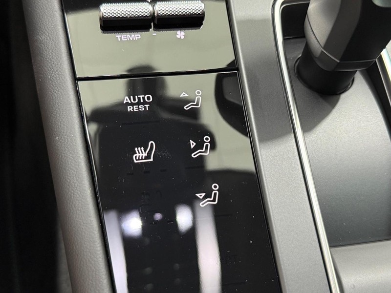 Porsche Macan Vehicle Full-screen Gallery Image 22