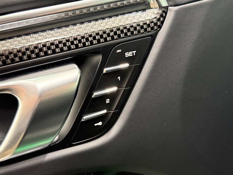 Porsche Macan Vehicle Full-screen Gallery Image 23