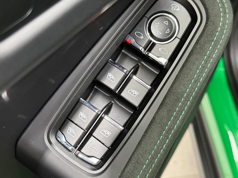 Porsche Macan Vehicle Full-screen Gallery Image 24