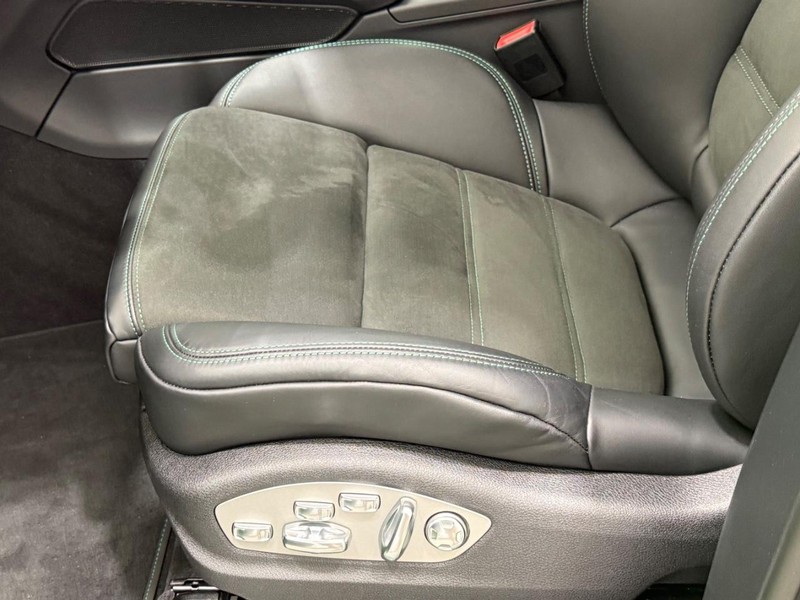 Porsche Macan Vehicle Full-screen Gallery Image 25