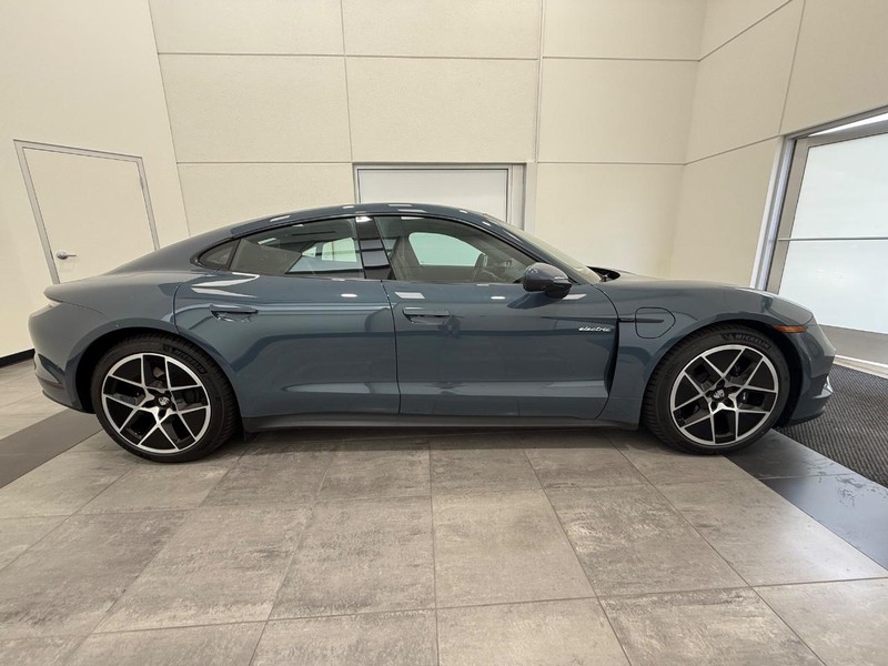 Porsche Taycan Vehicle Full-screen Gallery Image 9