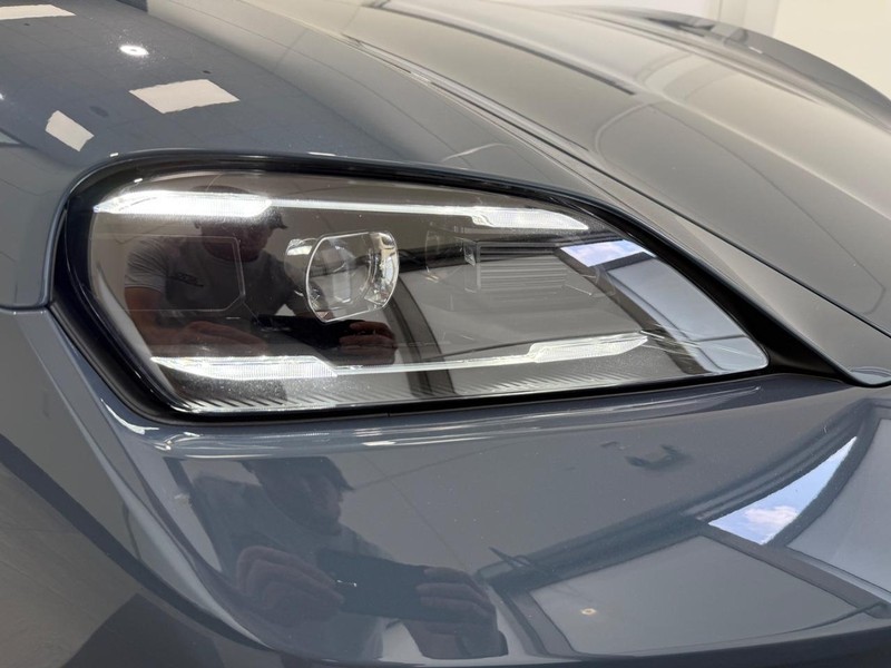Porsche Taycan Vehicle Full-screen Gallery Image 11