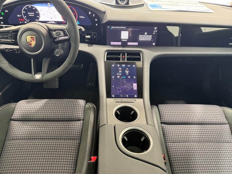 Porsche Taycan Vehicle Full-screen Gallery Image 13