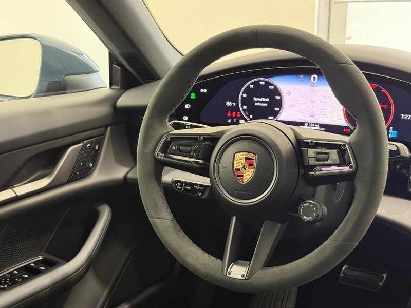 Porsche Taycan Vehicle Full-screen Gallery Image 15