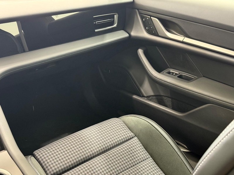 Porsche Taycan Vehicle Full-screen Gallery Image 16