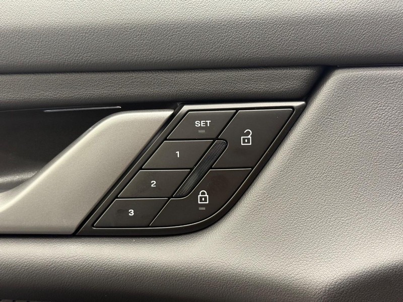 Porsche Taycan Vehicle Full-screen Gallery Image 17
